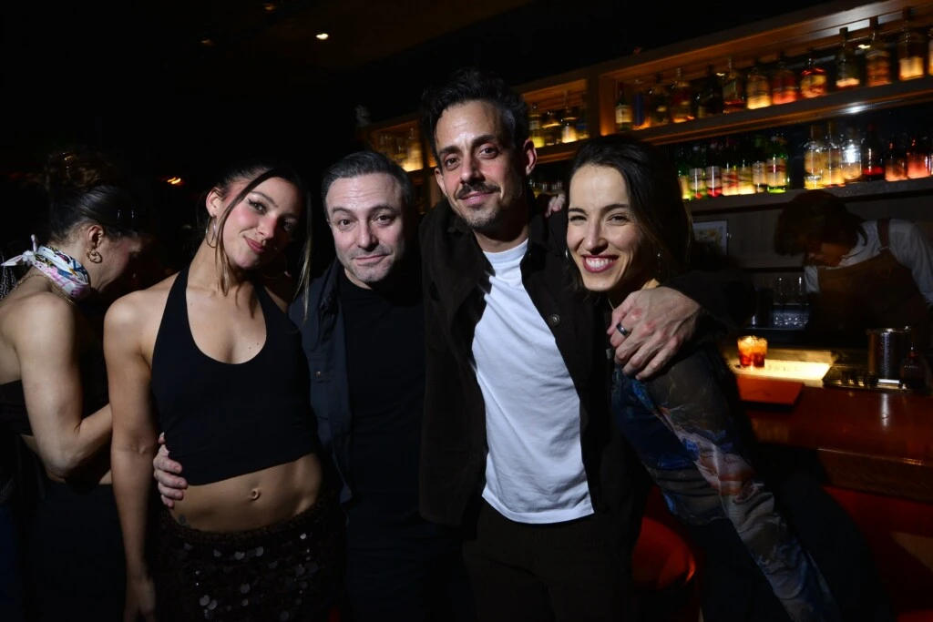 Entre los invitados estuvieron los protagonistas Agustín “Rada” Aristarán, Mery del Cerro y Sebastián Almada, quienes compartieron la noche con productores, creativos y el resto del equipo artístico.