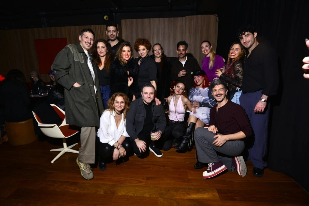 Elenco, maquilladores, ensamble, produccion todos juntos de festejo por Wonka
