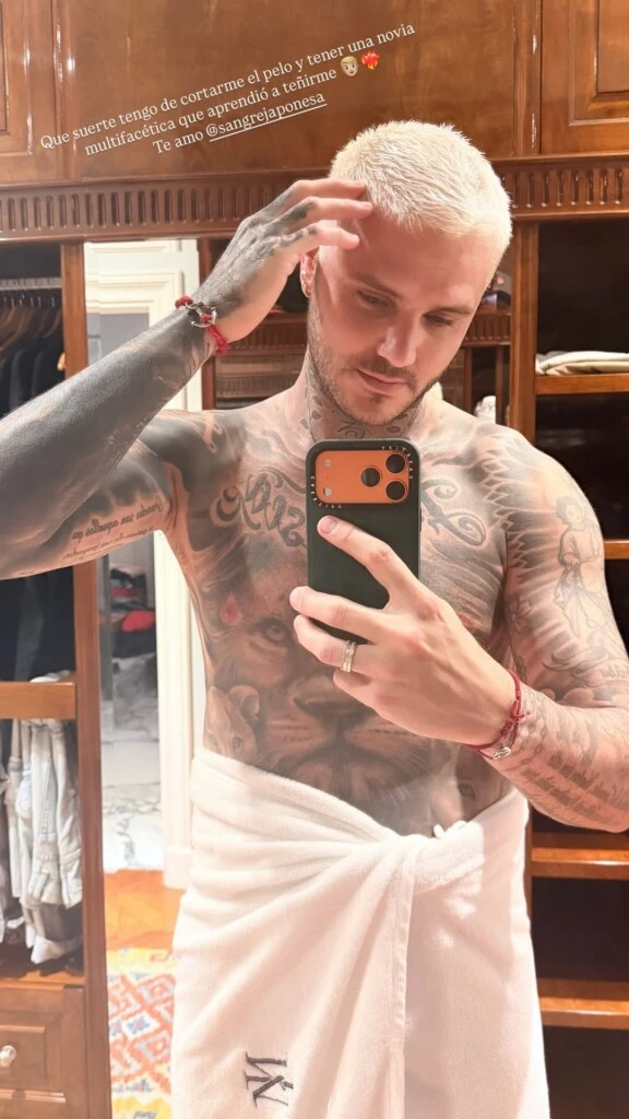 Horas más tarde, Icardi volvió a publicar una historia de Instagram. Volvió a compartir una imagen frente al espejo, esta vez recién salido de la ducha y con un toallón alrededor de la cintura.