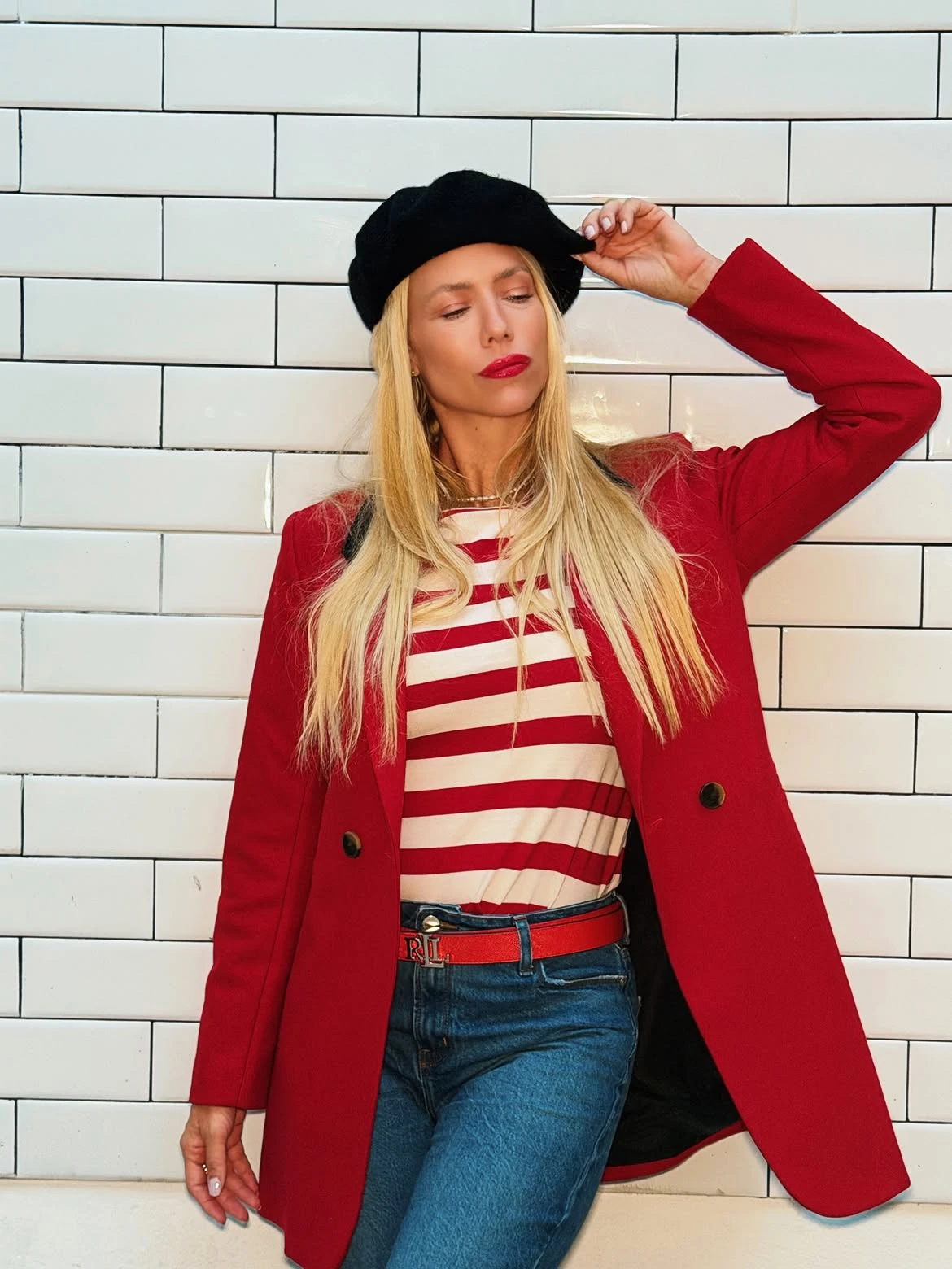Nicole Neumann marca tendencia con su look parisino.
