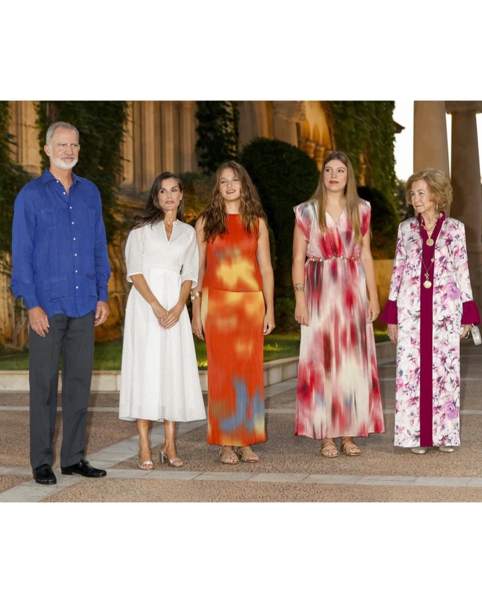 El look veraniego de la princesa Leonor en Mallorca: conjunto batik y sandalias cómodas