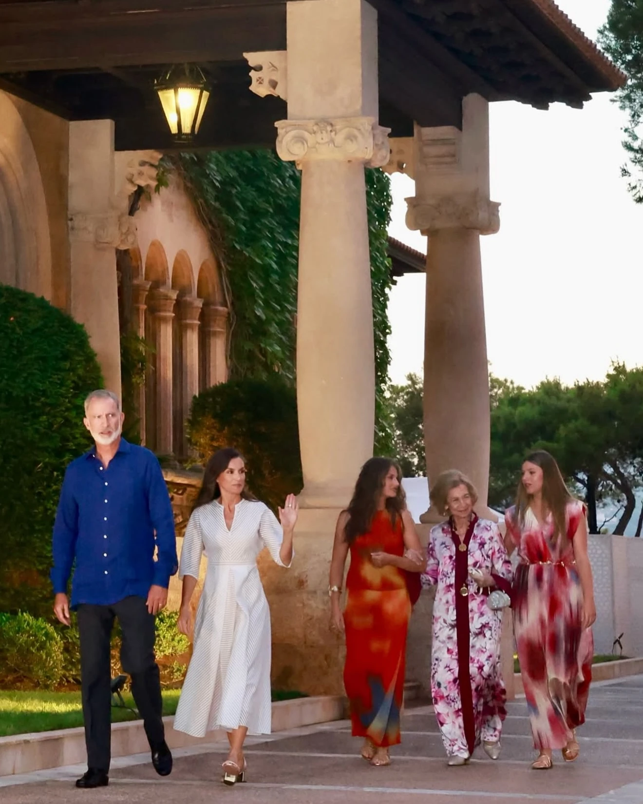El look veraniego de la princesa Leonor en Mallorca: conjunto batik y sandalias cómodas