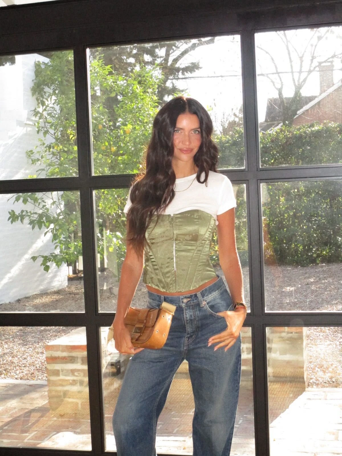 Zaira Nara se sumó al layering: cómo llevar un corsé sobre remera y chaqueta de piel sintética