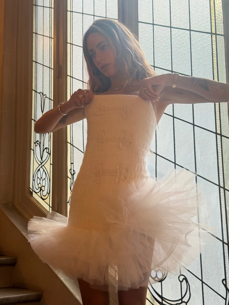 Sin embargo, el gran protagonista apareció en la parte inferior: una falda de tul con múltiples volados que aportó volumen y recordó a la silueta de un tutú de ballet.