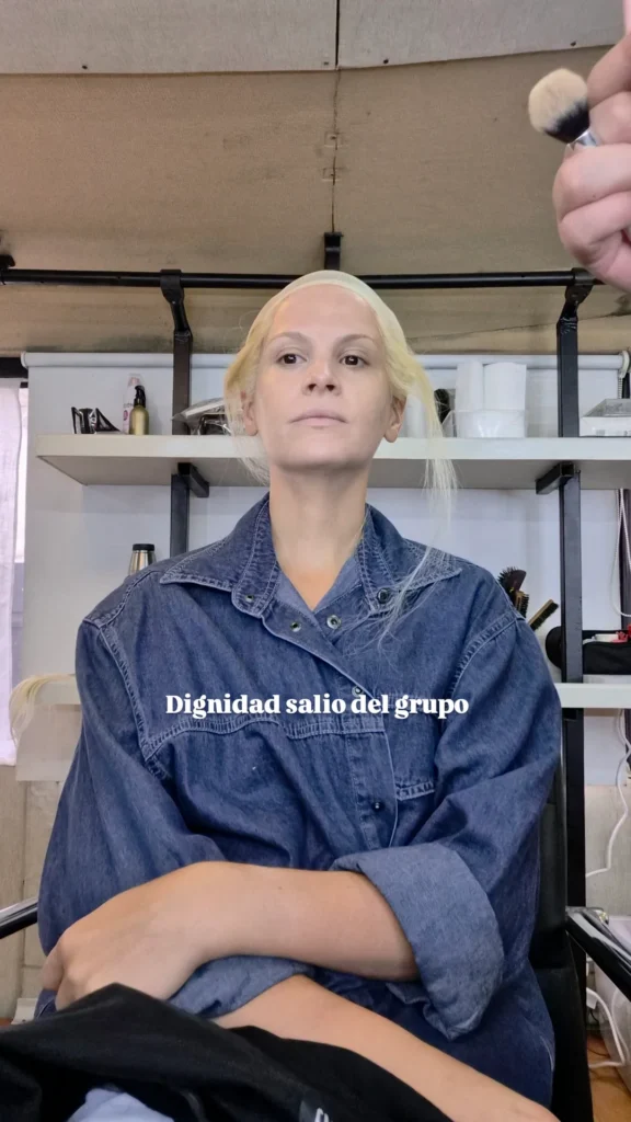 The actress also showed a photograph in pleno proceso de maquillaje, mientras comenzaba a transformarse en la icónica conductora.