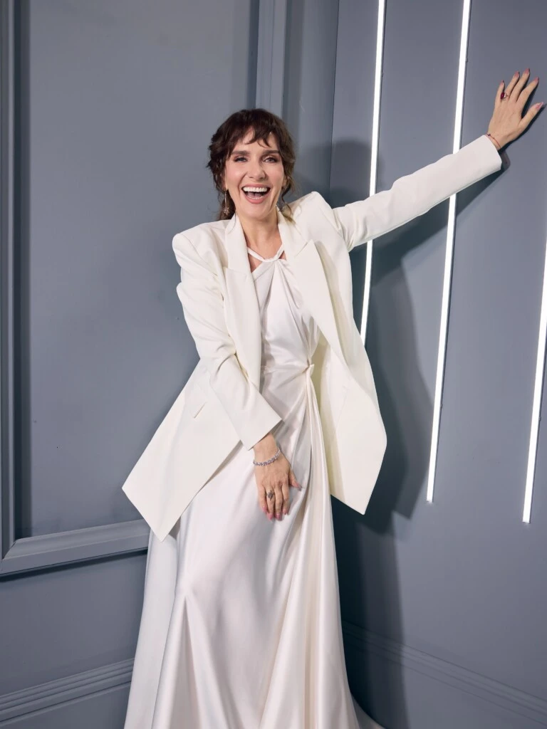 El blazer también funcionó como recurso para darle mayor formalidad al conjunto. De esta manera, Oreiro logró equilibrar la sensualidad del vestido satinado con la estructura característica de la sastrería.
