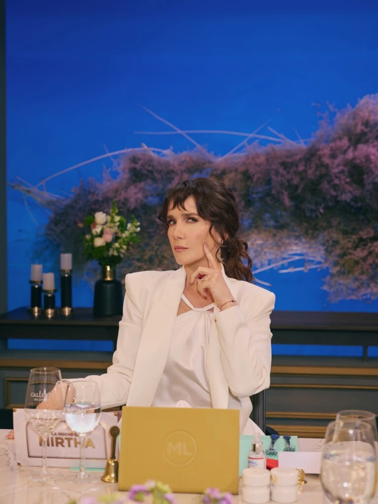 Para completar el estilismo, la actriz eligió joyería de líneas delicadas: llevó un brazalete y dos anillos en tono plateado, pequeños detalles que aportaron luminosidad sin competir con el vestido ni con la estructura del blazer.