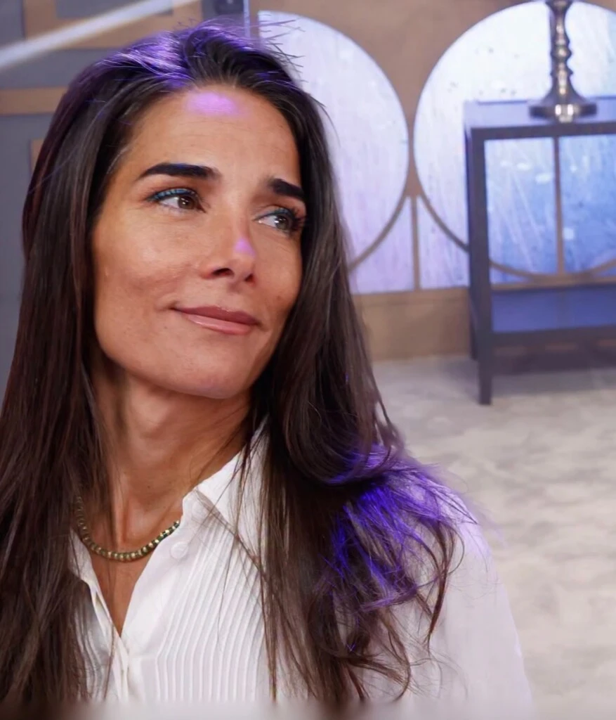 Juana llevó el cabello largo suelto, con la raya ligeramente hacia un costado, acompañado por ondas suaves y movimiento natural. 