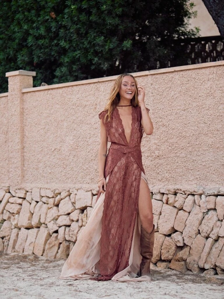 El calzado, de caña alta y en una tonalidad tierra, acompañó la paleta cromática del vestido y generó continuidad visual con el resto del outfit. 