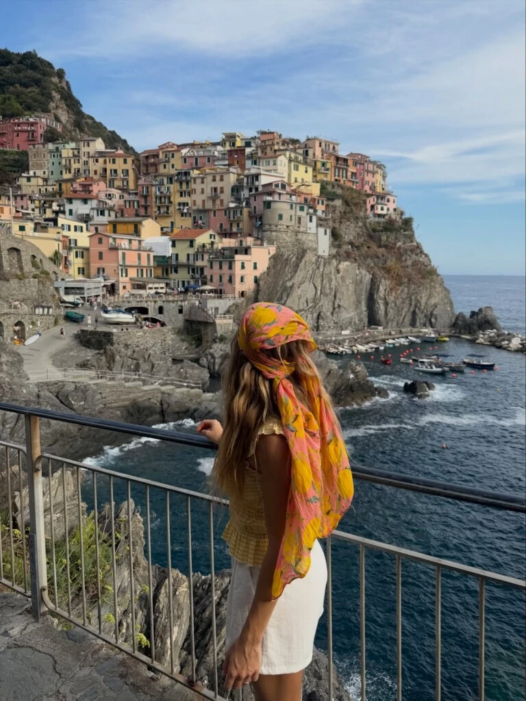 En otra de las postales de su viaje, la conductora optó por un pañuelo amarillo oscuro llevado como bandana, con pequeños detalles en rosa, celeste y negro.