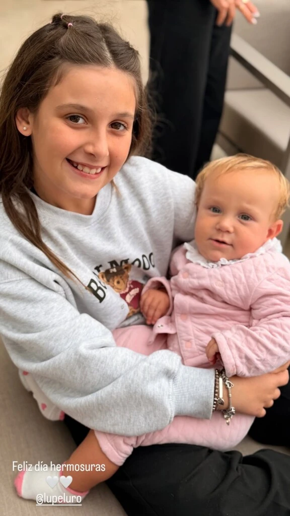 Además, la pequeña se destacó con un look casual y canchero, ideal para disfrutar de una jornada familiar.
