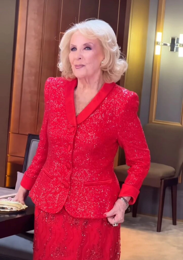 Mirtha mantuvo una de las características más reconocibles de su imagen: su cabello rubio corto, peinado con volumen y movimiento.