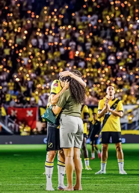 Mats Seuntjens fue homenajeado junto a su mujer al finalizar el partido.