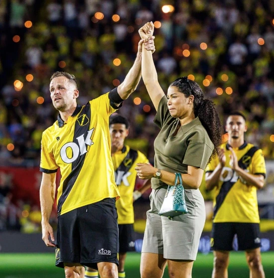 Mats Seuntjens fue homenajeado junto a su mujer al finalizar el partido.
