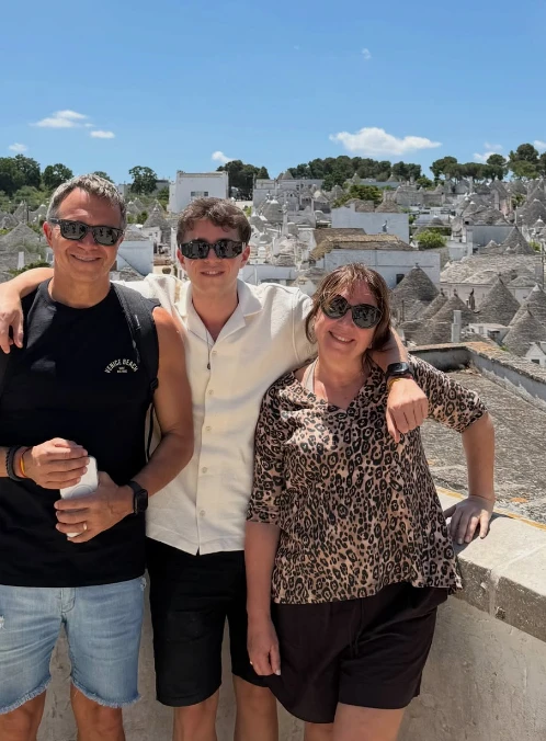 Sergio Lapegüe junto a su mujer y su hijo Franco.