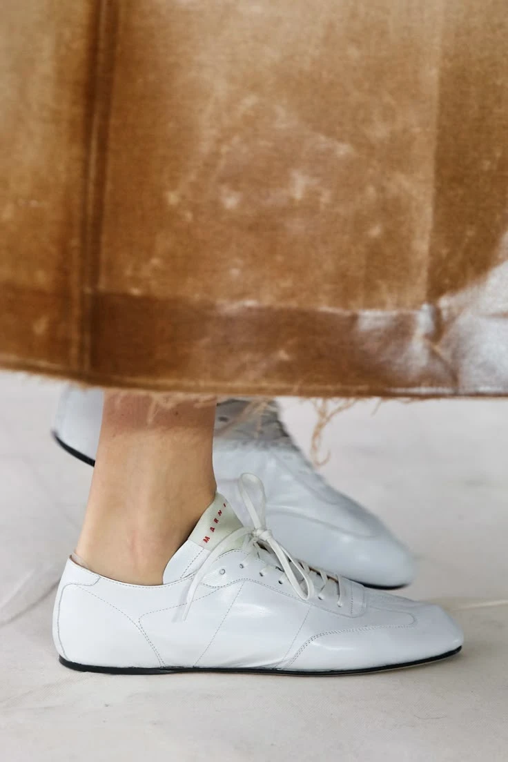 Alerta tendencia: ni chunky ni retro, así son las zapatillas que se imponen esta primavera verano