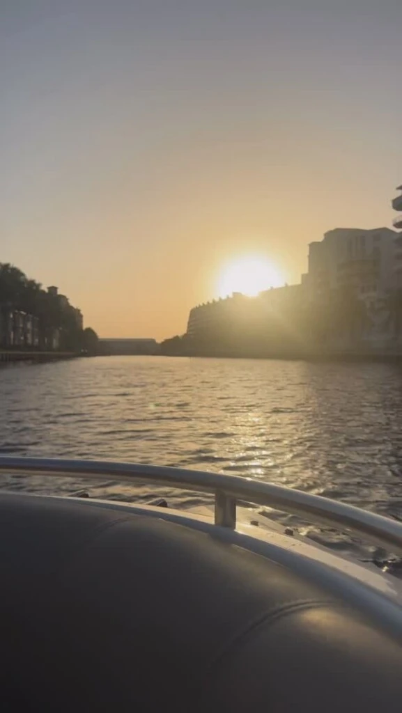 La modelo también compartió diferentes imágenes de los lugares que fue recorriendo durante sus vacaciones, combinando paisajes con momentos cotidianos de su estadía.