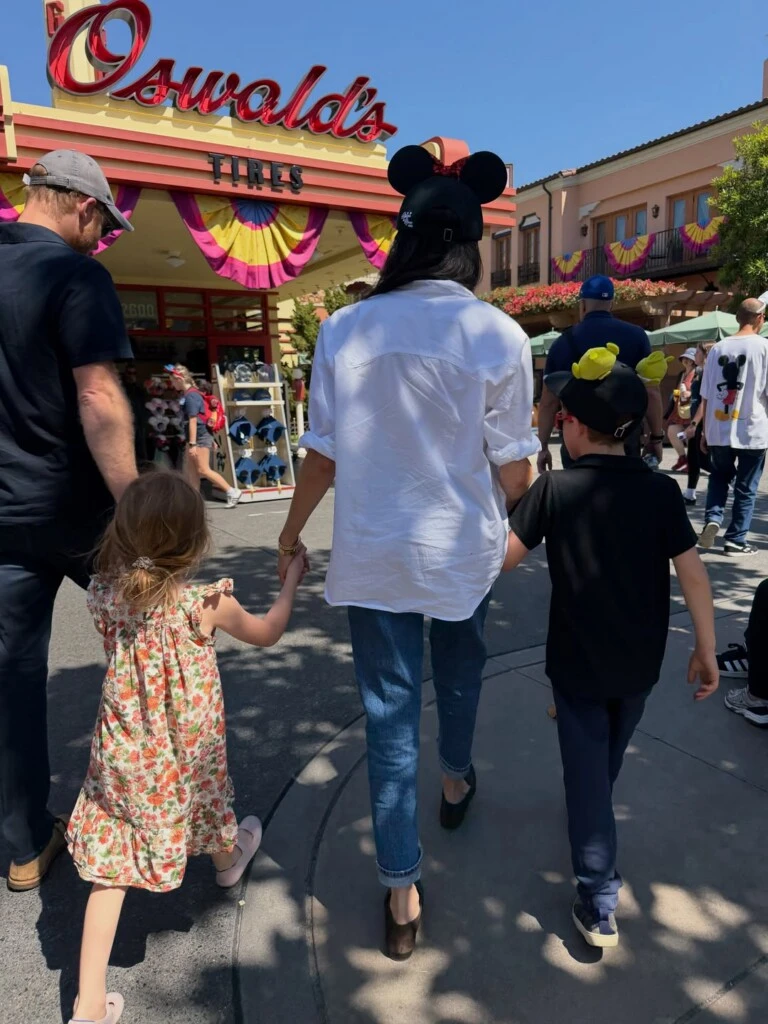 Meghan Markle and Harry with their children. Photos: IG.