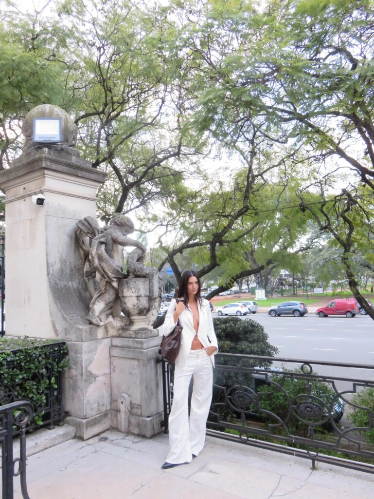 Para completar el conjunto, la modelo eligió un pantalón blanco de pierna ancha, con tiro bajo y una silueta baggy.