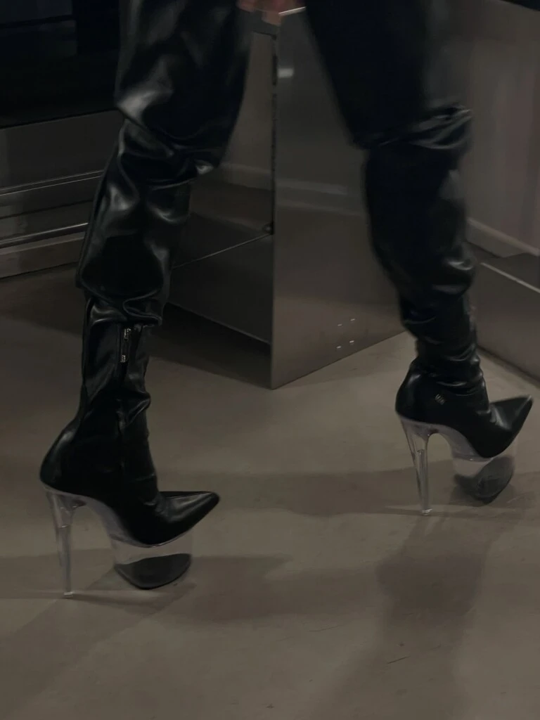 Las botas incorporaron tacos transparentes de material acrílico y una plataforma a tono, un detalle que aportó una estética futurista y artística.