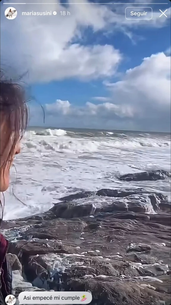 María apareció contemplando el horizonte, sonriente y tranquila, frente al mar.
