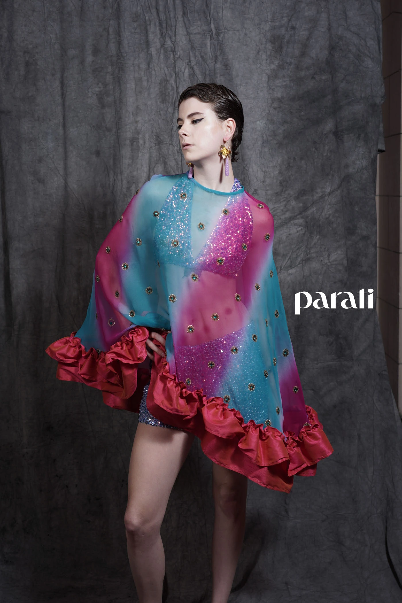Poncho de gasa sari con volado y corpiño y short de lentejuelas @benitofernandezatelier Sandalias con plataformas @sylviegeronimizapatos