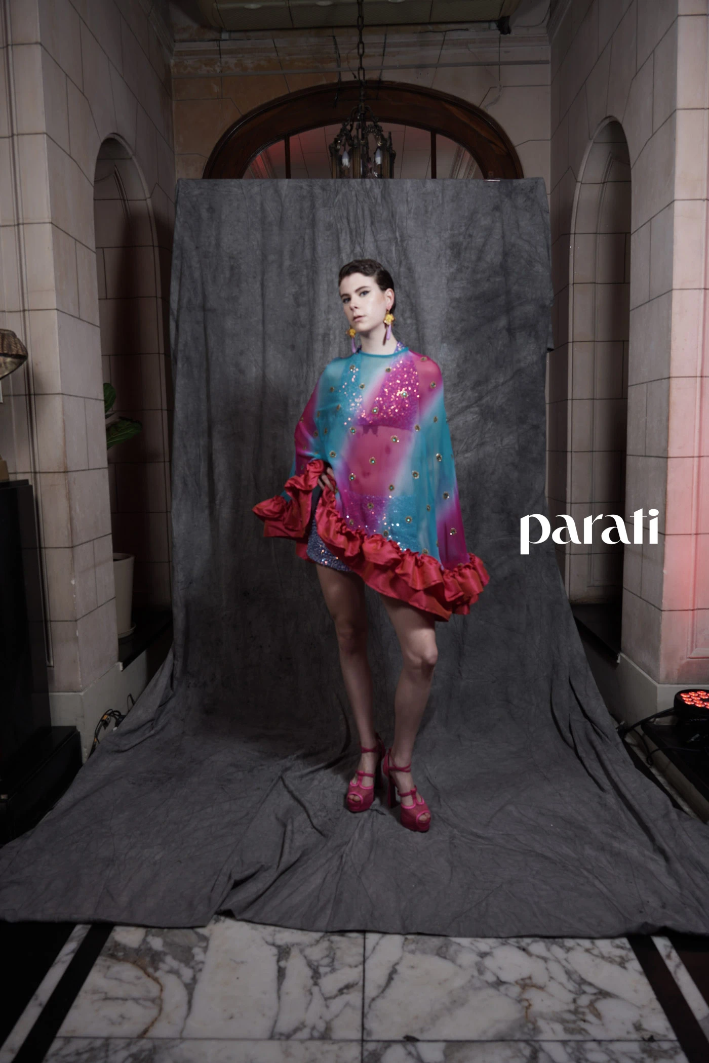 Poncho de gasa sari con volado y corpiño y short de lentejuelas @benitofernandezatelier Sandalias con plataformas @sylviegeronimizapatos