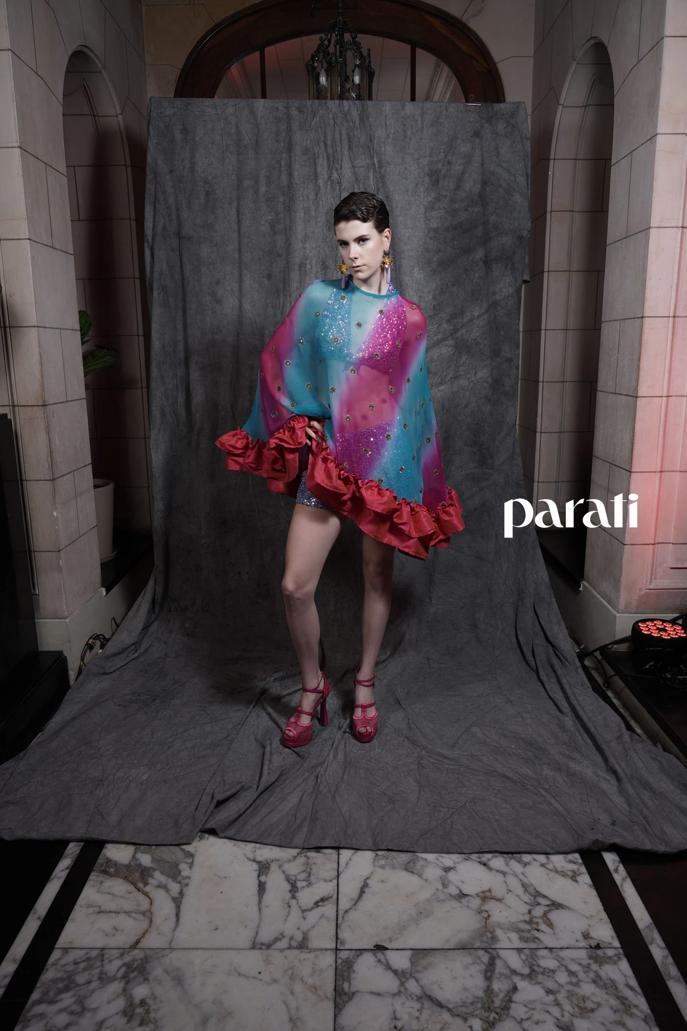 Poncho de gasa sari con volado y corpiño y short de lentejuelas @benitofernandezatelier Sandalias con plataformas @sylviegeronimizapatos
