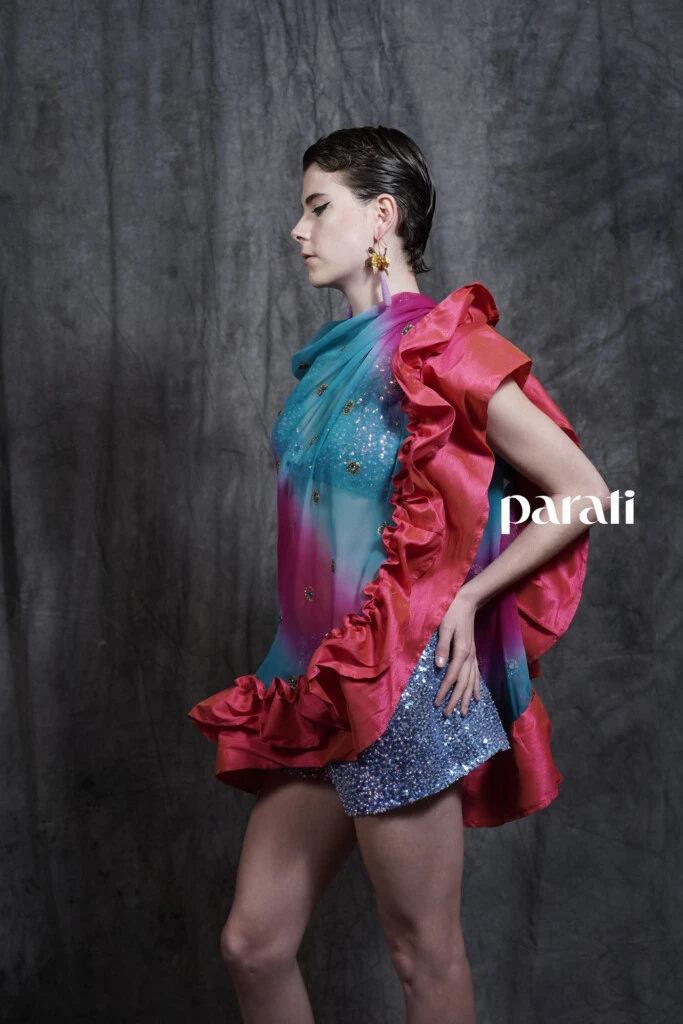 Poncho de gasa sari con volado y corpiño y short de lentejuelas @benitofernandezatelier Sandalias con plataformas @sylviegeronimizapatos