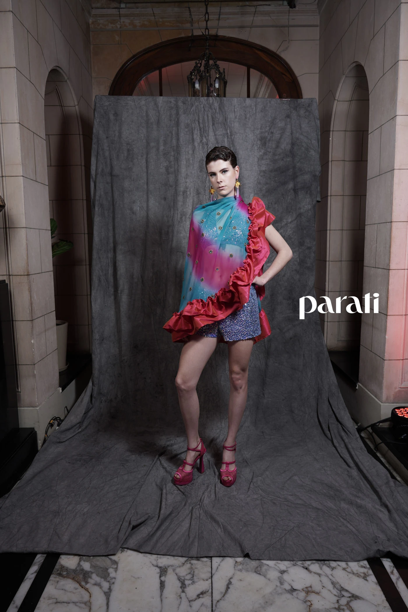 Poncho de gasa sari con volado y corpiño y short de lentejuelas @benitofernandezatelier Sandalias con plataformas @sylviegeronimizapatos