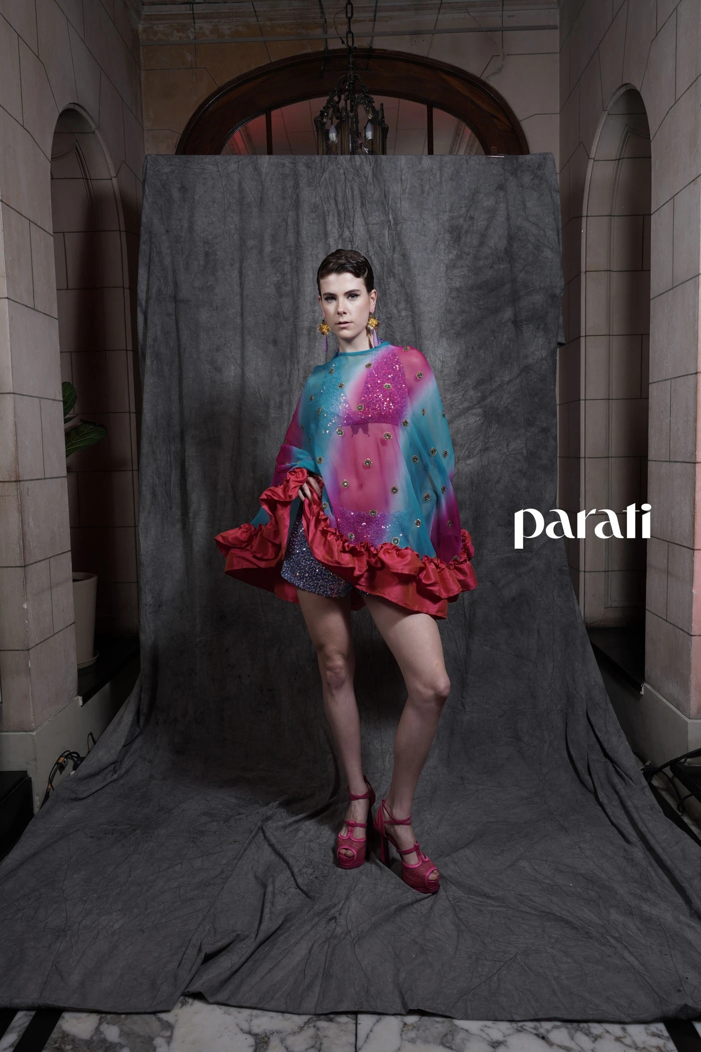 Poncho de gasa sari con volado y corpiño y short de lentejuelas @benitofernandezatelier Sandalias con plataformas @sylviegeronimizapatos