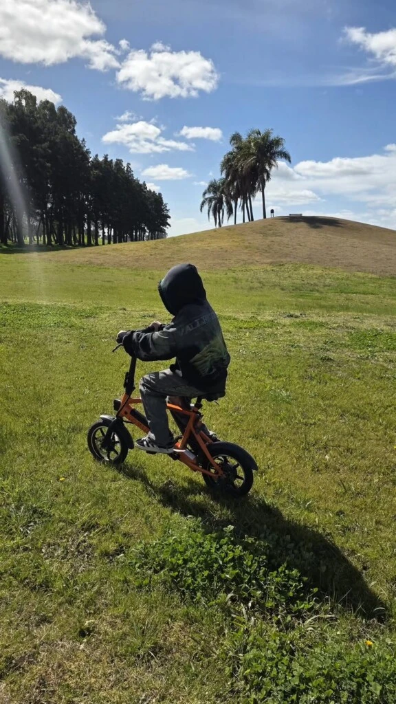 Los chicos también aprovecharon el día para andar en bicicleta y recorrer los distintos espacios del lugar.