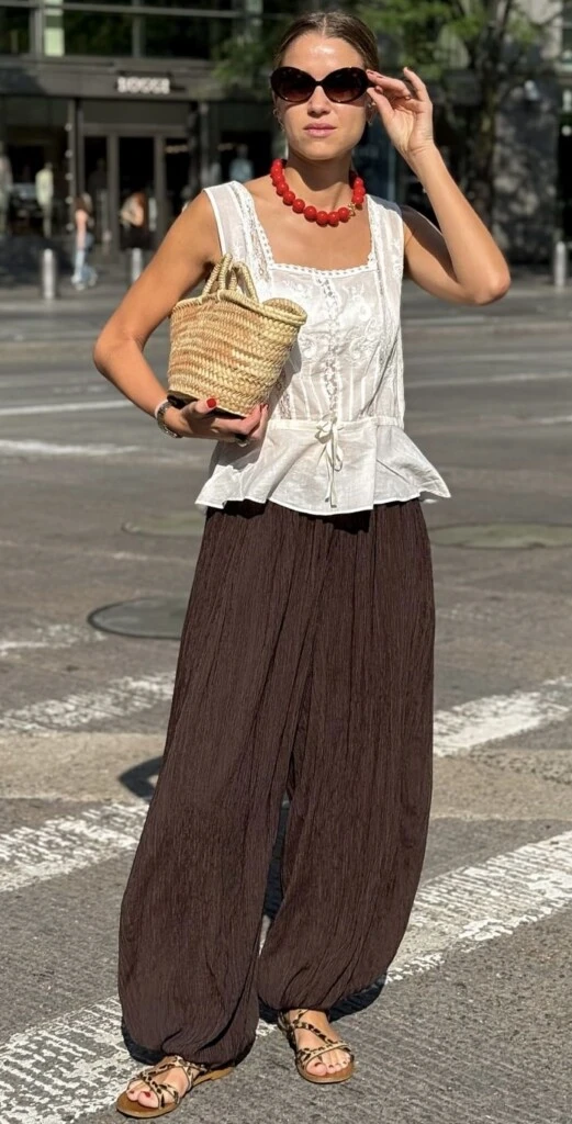 Pantalón globo, el ítem de moda que llega en primavera