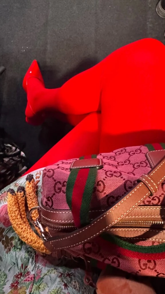 Las medias de color se consolidan así como una alternativa para transformar un look y sumar un detalle de tendencia sin necesidad de modificar por completo el outfit.