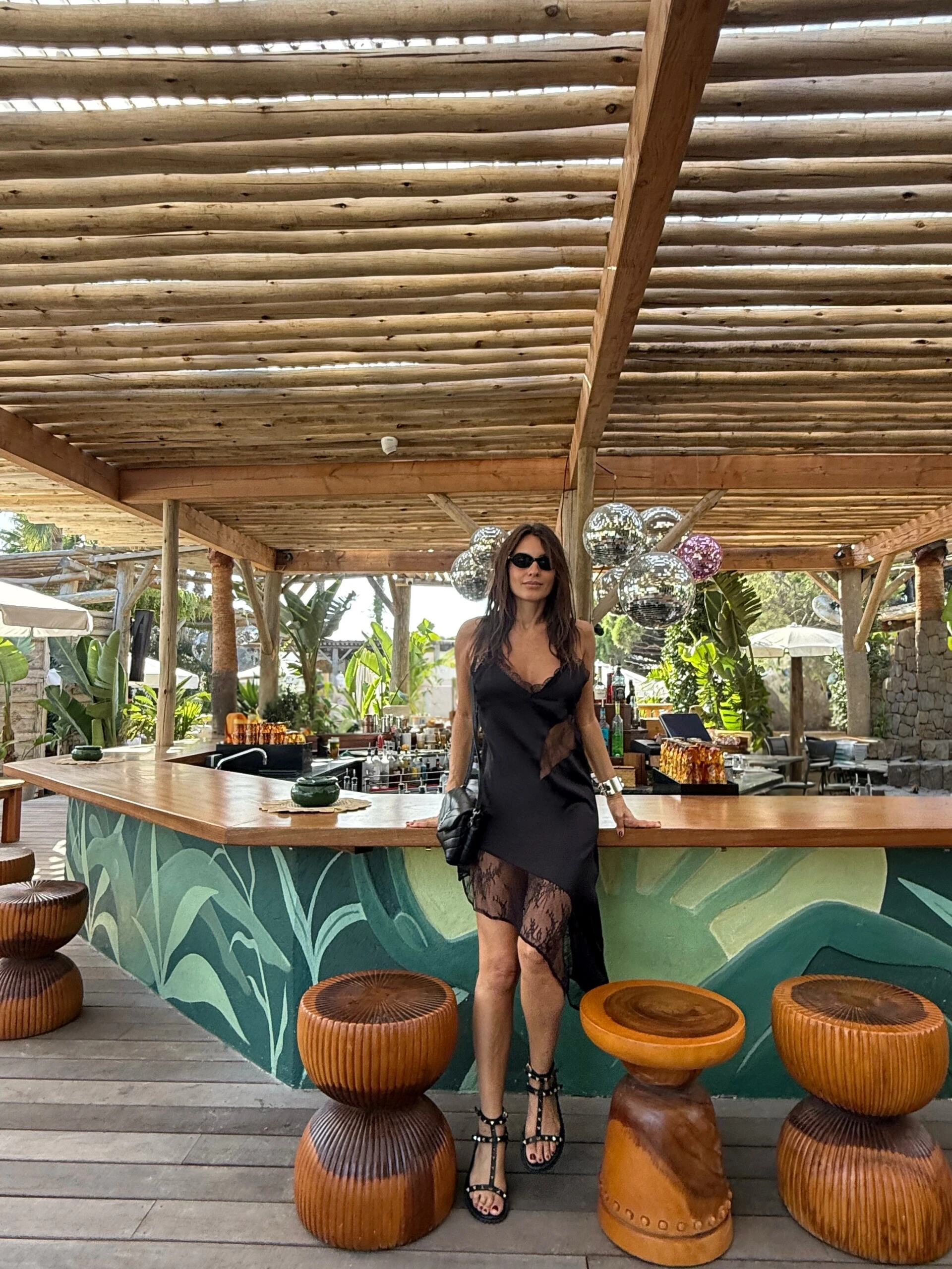 Pampita en Saint-Tropez: el look lencero con encaje que anticipa una de las tendencias de la próxima temporada