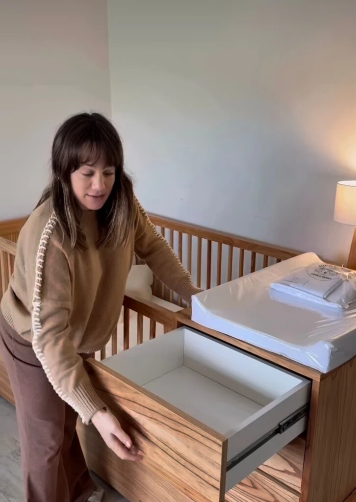 La cuna está diseñada para acompañar a Delfina a medida que crezca y puede transformarse posteriormente en una cama.