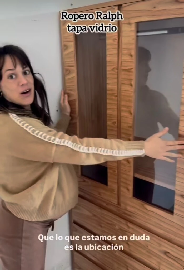 También de madera, cuenta con puertas con vidrio transparente en la parte superior, precisamente en el sector destinado a colocar perchas.