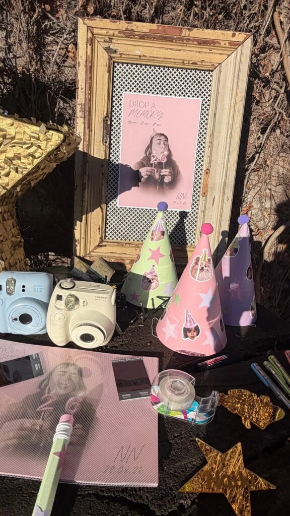 Entre ellos se destacaron una gran estrella de piñata, cámaras Polaroid, un cuaderno personalizado para que los invitados dejaran mensajes y un cuadro con un collage de fotografías de Nicki.