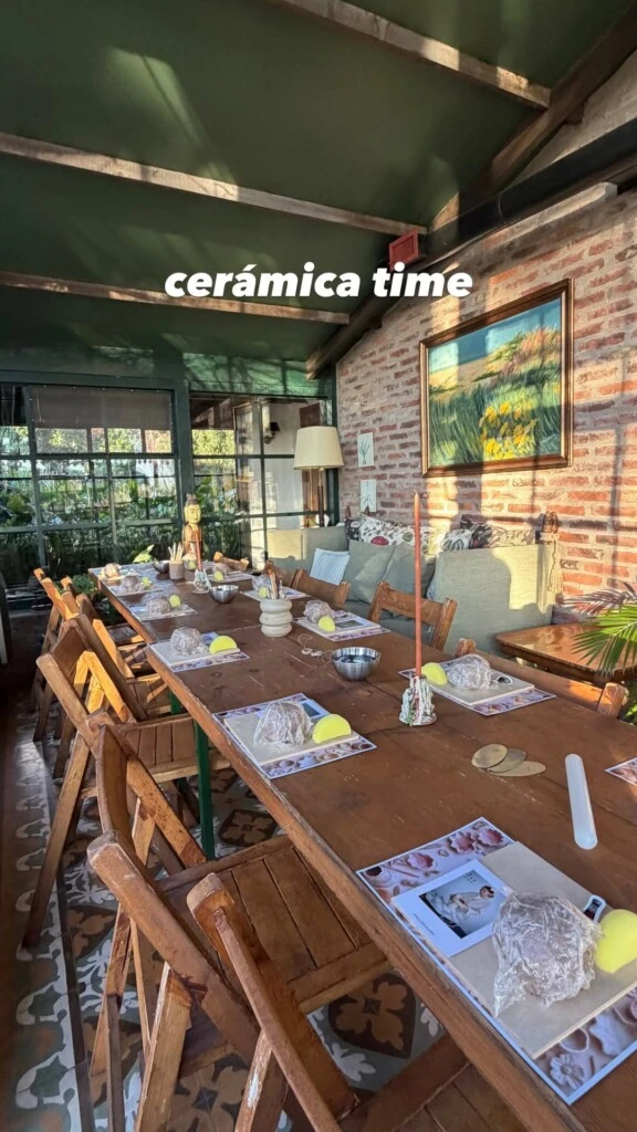 Uno de los grandes protagonistas de la celebración fue el taller de cerámica, una actividad que permitió que los invitados compartieran un momento creativo y relajado.