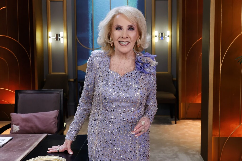 Mirtha eligió una joyería delicada, con aros colgantes que aportaron luminosidad alrededor del rostro sin competir con el aplique floral del vestido.