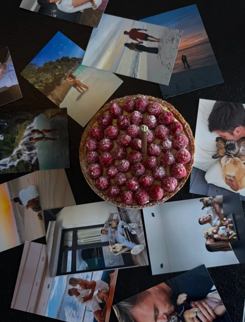 Sobre la mesa podía verse una tarta decorada con frutas y varias fotografías impresas de la pareja.