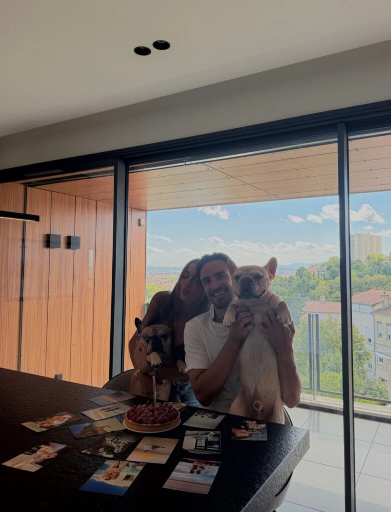 La publicación no tardó en generar reacciones entre sus seguidores y seres queridos, que celebraron el cumpleaños del futbolista y la romántica dedicatoria de su esposa.