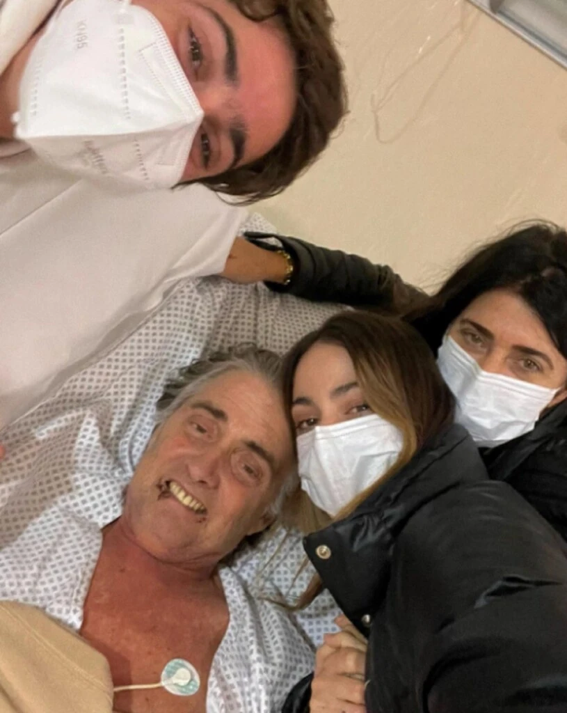 En marzo de ese año, después de regresar de un viaje a Bolivia junto a Tini, el productor fue internado de urgencia en el Sanatorio de la Trinidad de Palermo por un cuadro abdominal agudo grave. 