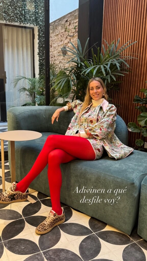 Verde, rojo, fucsia y rosa fueron algunos de los tonos que aparecieron en las prendas y generaron un efecto visual llamativo. La variedad cromática convirtió al conjunto en el punto focal del estilismo.