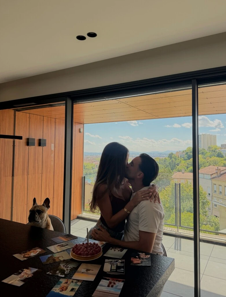 “Feliz cumple amor de mi vida🤍 que afortunada soy de compartir la vida con vos✨ detallista, compañero, buena persona y como siempre digo, con un corazón gigante que sabe amar y cuidar🤍”, escribió la creadora de contenido al comienzo de su dedicatoria.