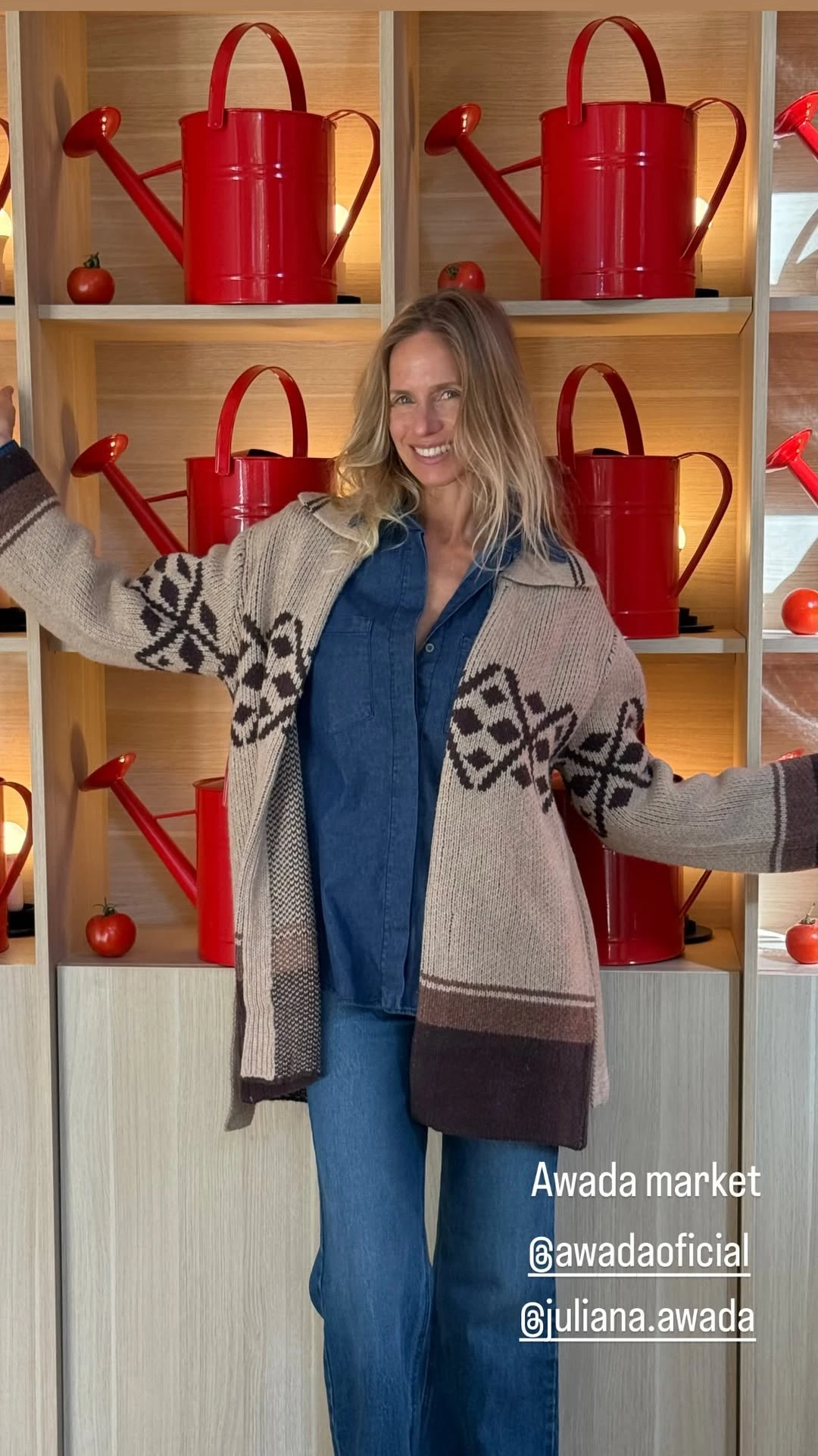 Carola del Bianco deslumbró en el lanzamiento de Awada Market con un look de denim y un abrigo protagonista
