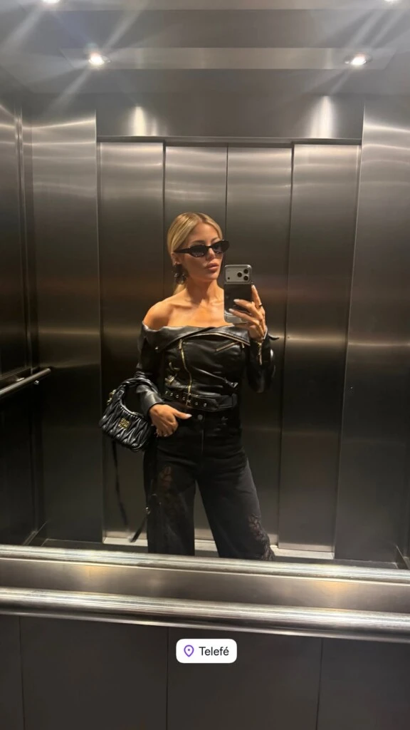 Evangelina eligió un jean negro de tiro alto y silueta holgada. El pantalón incorporó aberturas laterales con detalles de encaje y transparencias, un recurso que aportó textura y movimiento y algo distintivo a la monocromía de la propuesta.