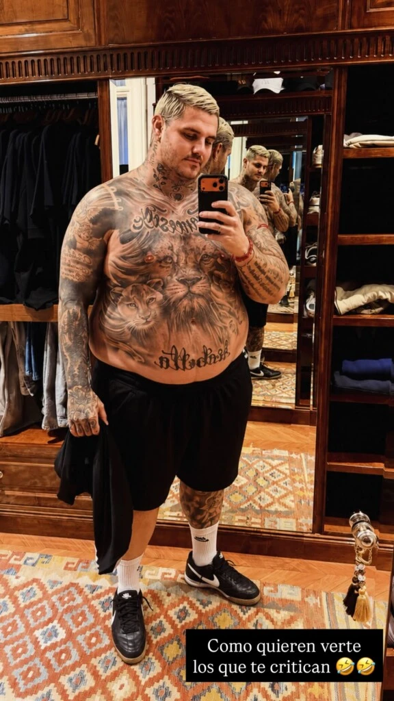 Desde su cuenta de Instagram, el delantero compartió una imagen creada con inteligencia artificial en la que aparece frente al espejo, sin remera y con un evidente aumento de peso ficticio. 