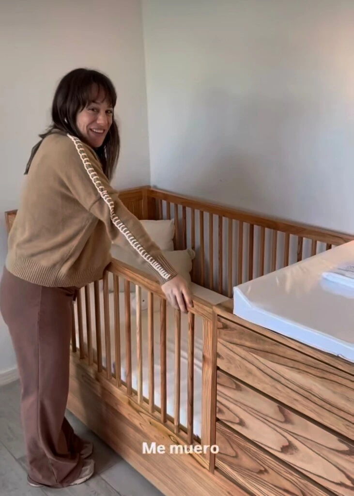 Entre los primeros elementos que Mica mostró se encuentra uno de los muebles más importantes para la llegada de la bebé: la cuna.