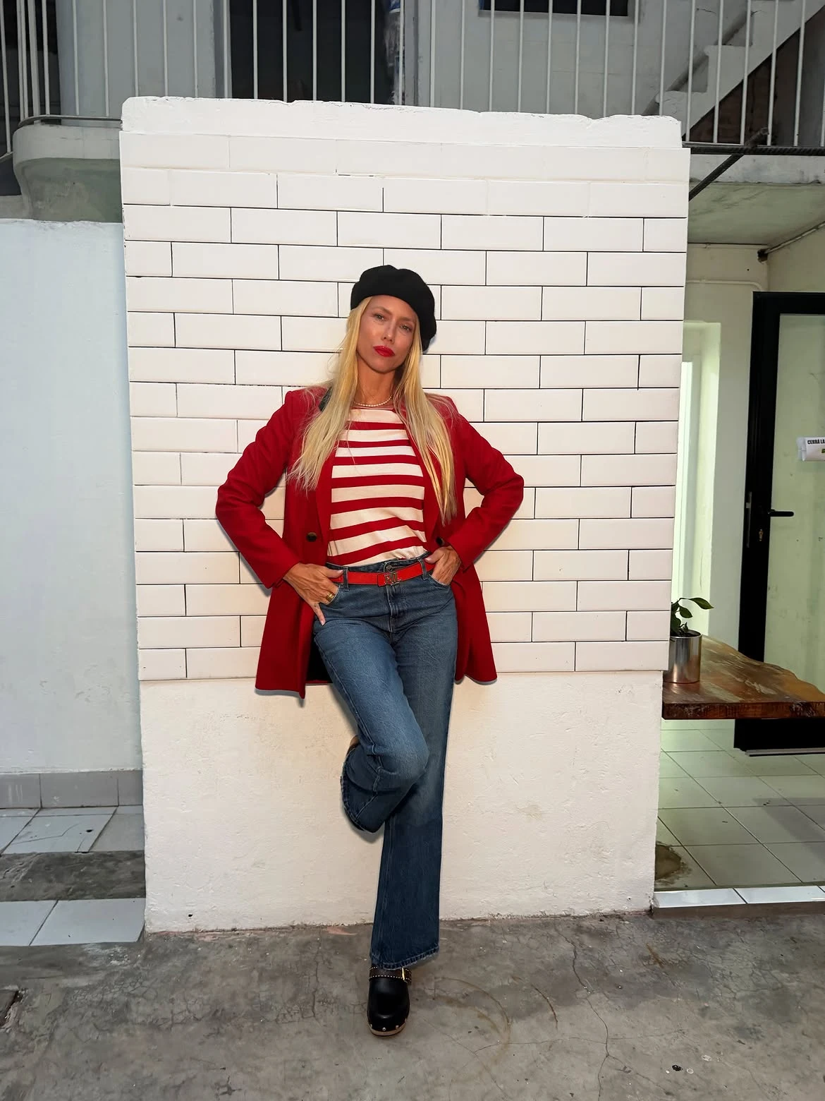 Nicole Neumann marca tendencia con su look parisino.